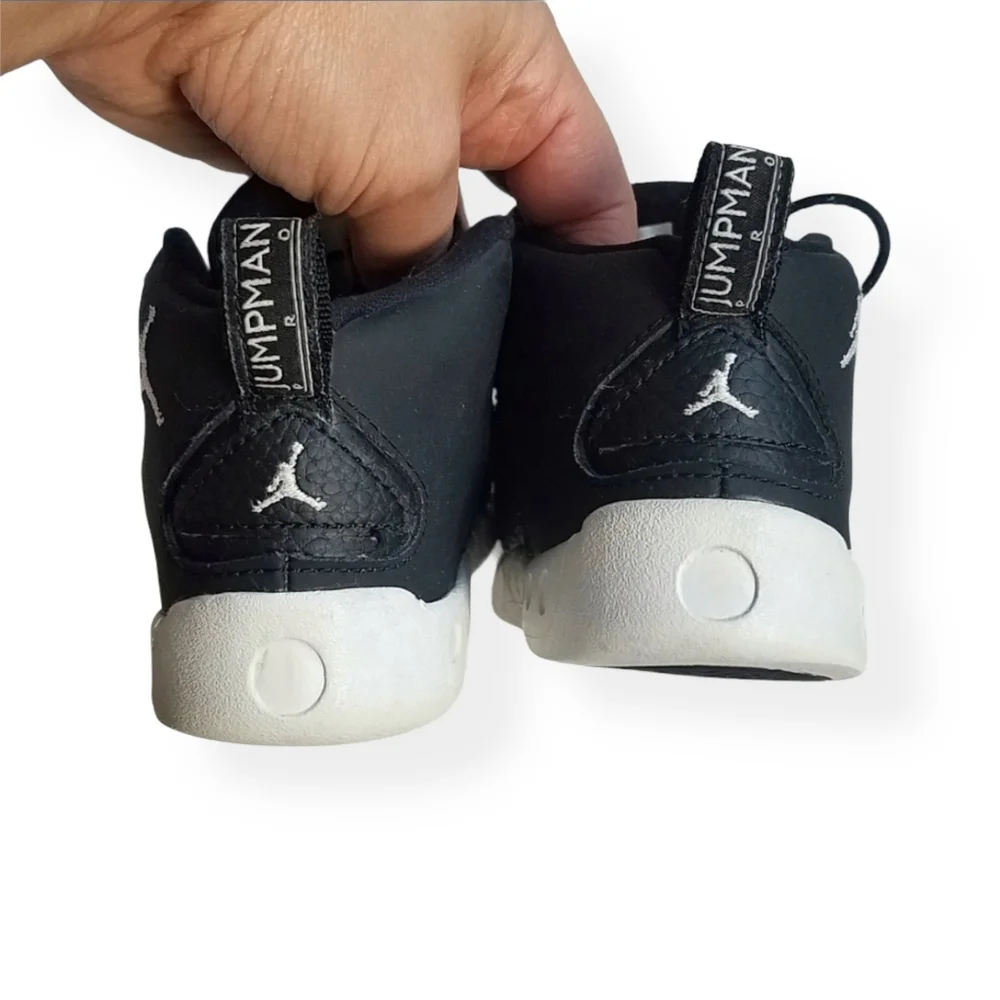 Nike | Air Jordans Toddler / Kids Black High-Top Sneakers Size 10
